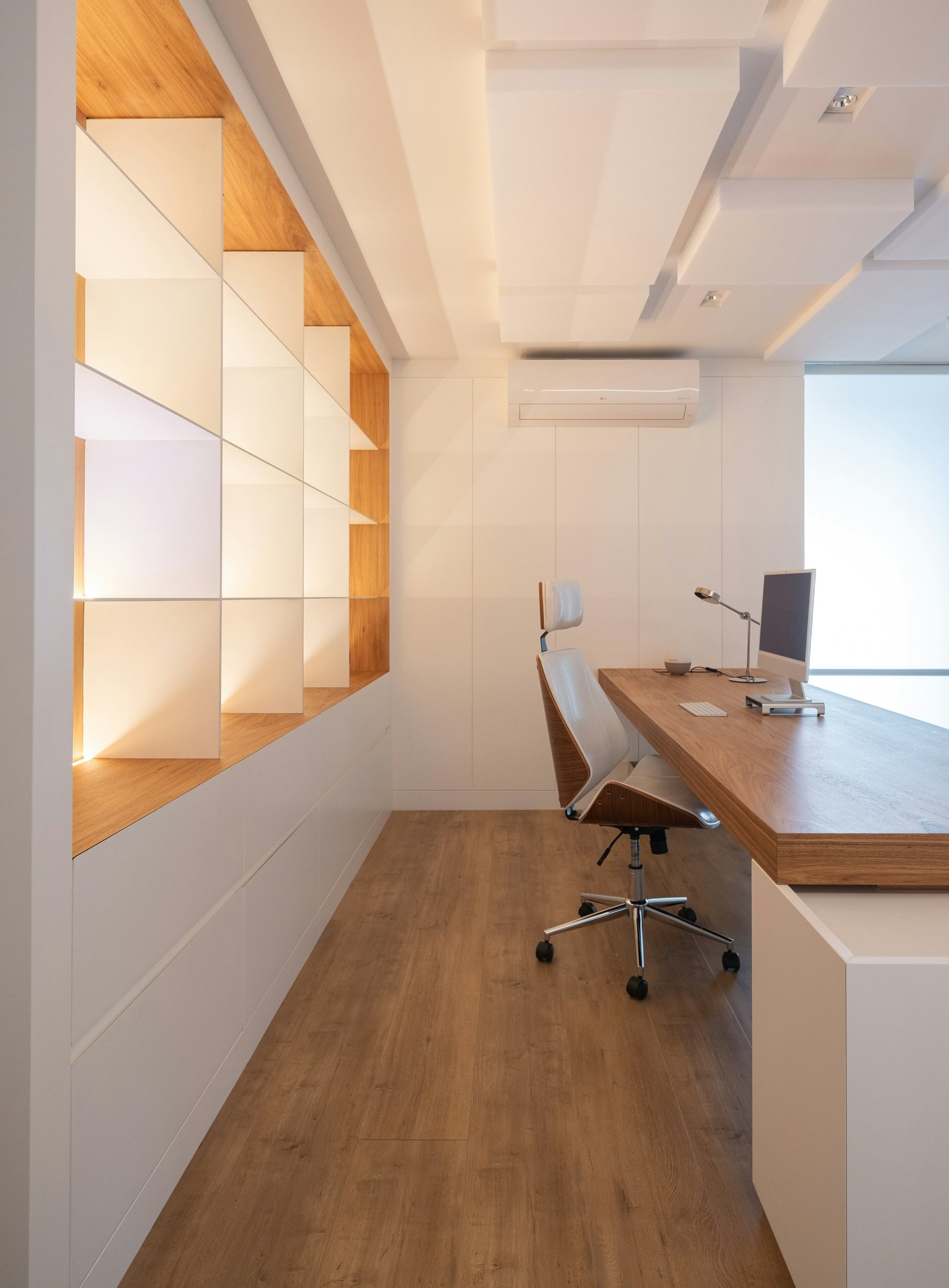 Escritório contemporâneo com bancada e marcenaria em madeira